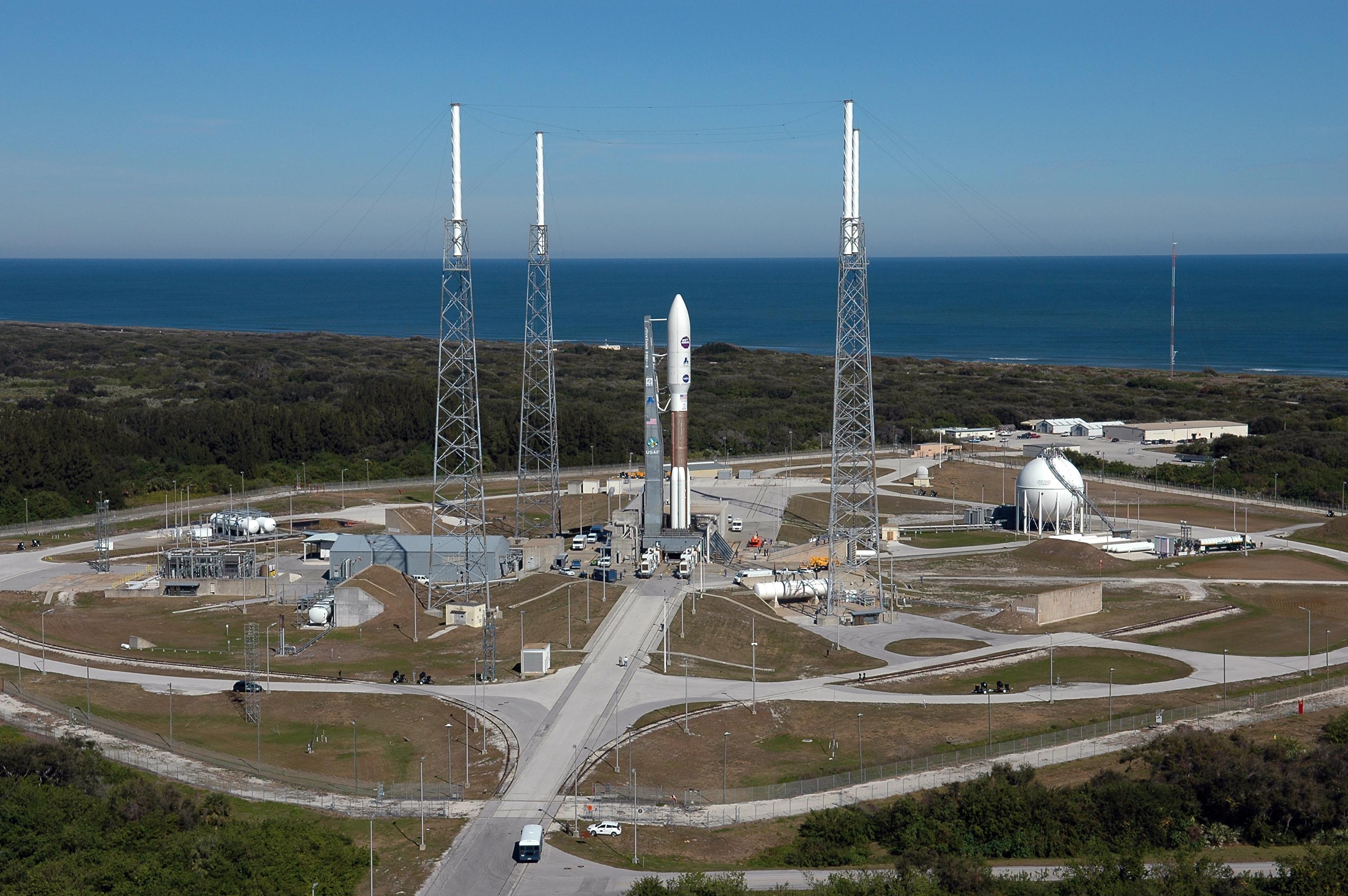 atlas_v_551_at_launch_pad_41